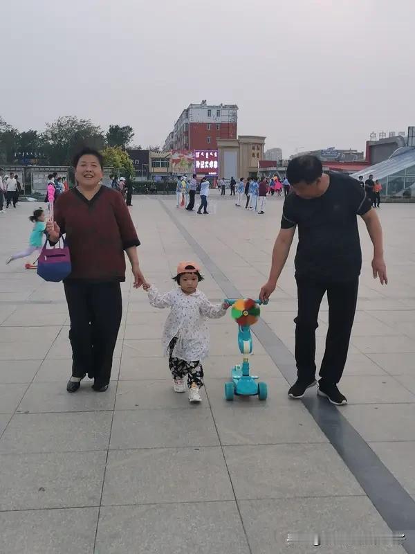 看到“开开心心庆团圆”这个上联，我也来了兴致想对下联。有人对“欢欢喜喜看大片”，