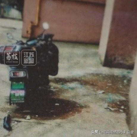 江苏无锡男子王某家中玻璃茶几破损，嫌搬运下楼丢弃太过麻烦，清晨八点小区出行高峰时