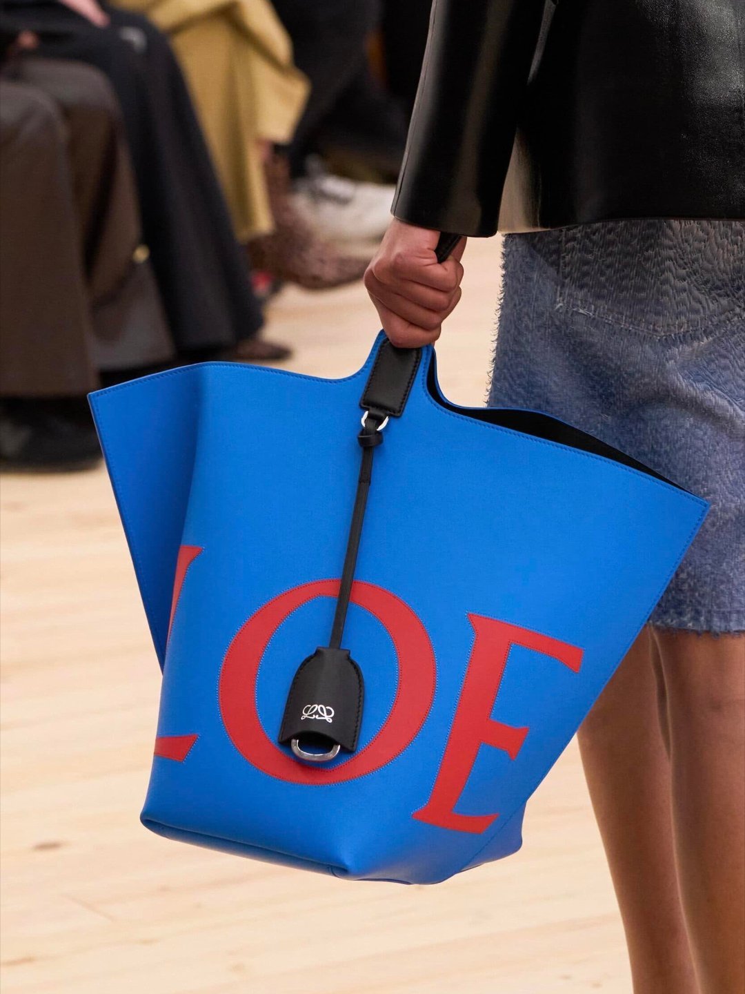 时尚箱包新Loewe的包袋，竟然把logo也改了——Loewe 2026春夏包袋