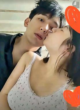 黄一鸣真是够高调的，直接在网上和男友小虞老师秀起了恩爱。 从网上热传的居家实拍视