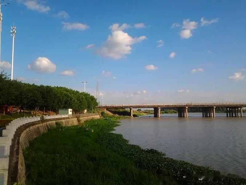 东西桥，双溪水

东西桥如同一道跨越水面的彩虹，将东西两岸紧密连接，又如一条贯通