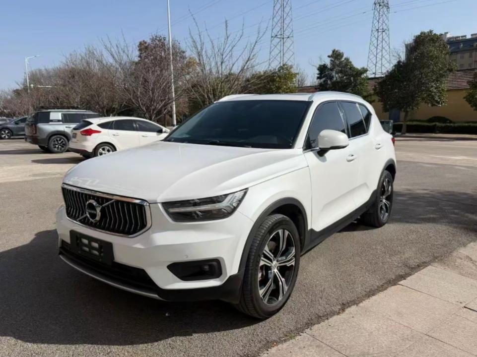 沃尔沃XC40是二线豪华紧凑型SUV，但说实话4米4多的车长，2米7的轴距，在我