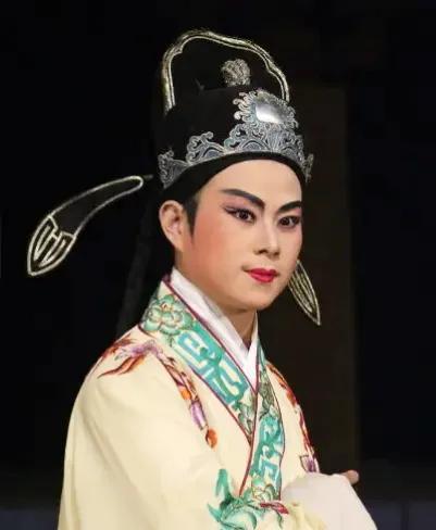 方圆天地，为头条联友对联：
一盏孤灯陪夜读，
半边残月伴宵吟。