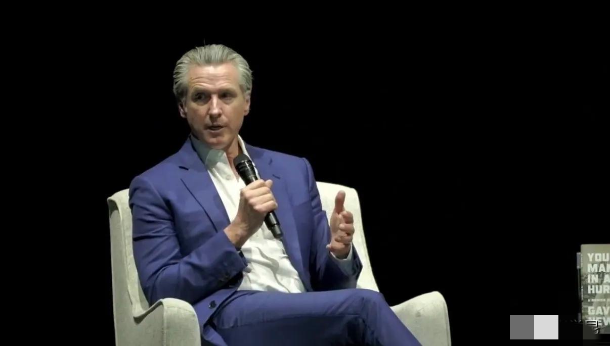 加州州长纽森今天写道：“别担心，美国！你们的油价在上涨——但特朗普赚得盆满钵满。