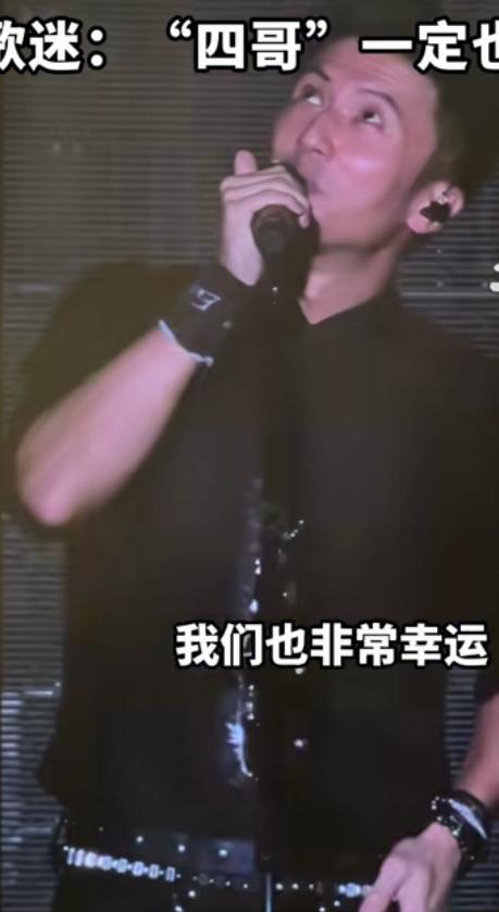 谢霆锋青岛开唱一身黑衣，抬头望天的瞬间看哭全场
 
7月25号青岛这场谢霆锋演唱