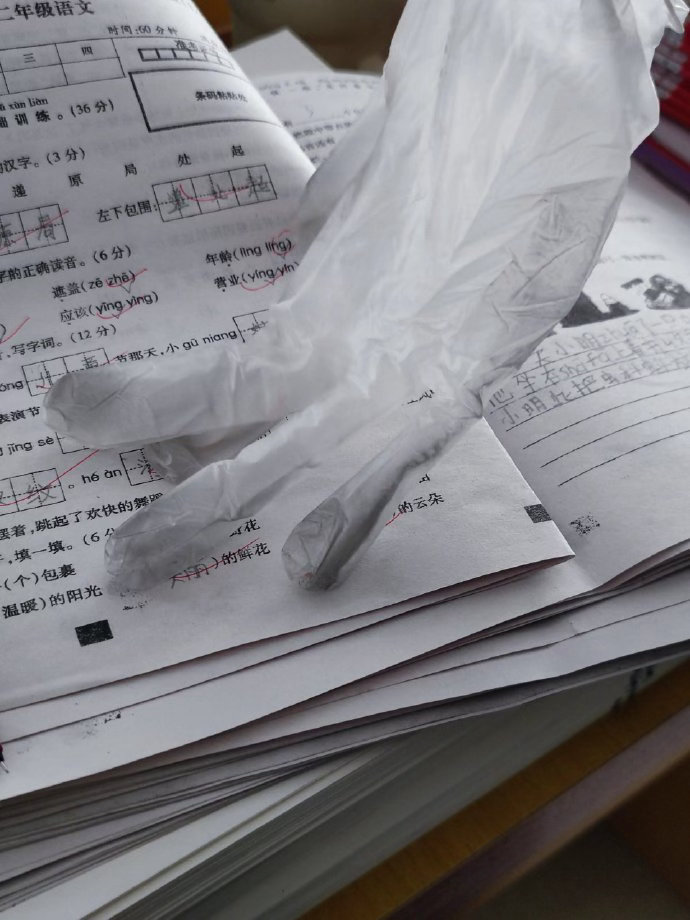 建议把手套列为小学老师必须品 
