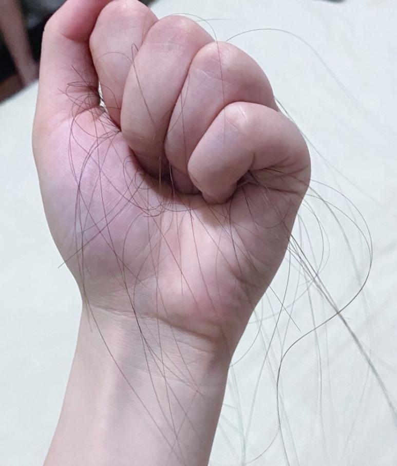 每到秋来  头发便纷纷辞根
枕上 衣襟 随处皆是碎发
一缕一缕  一根一根
看得