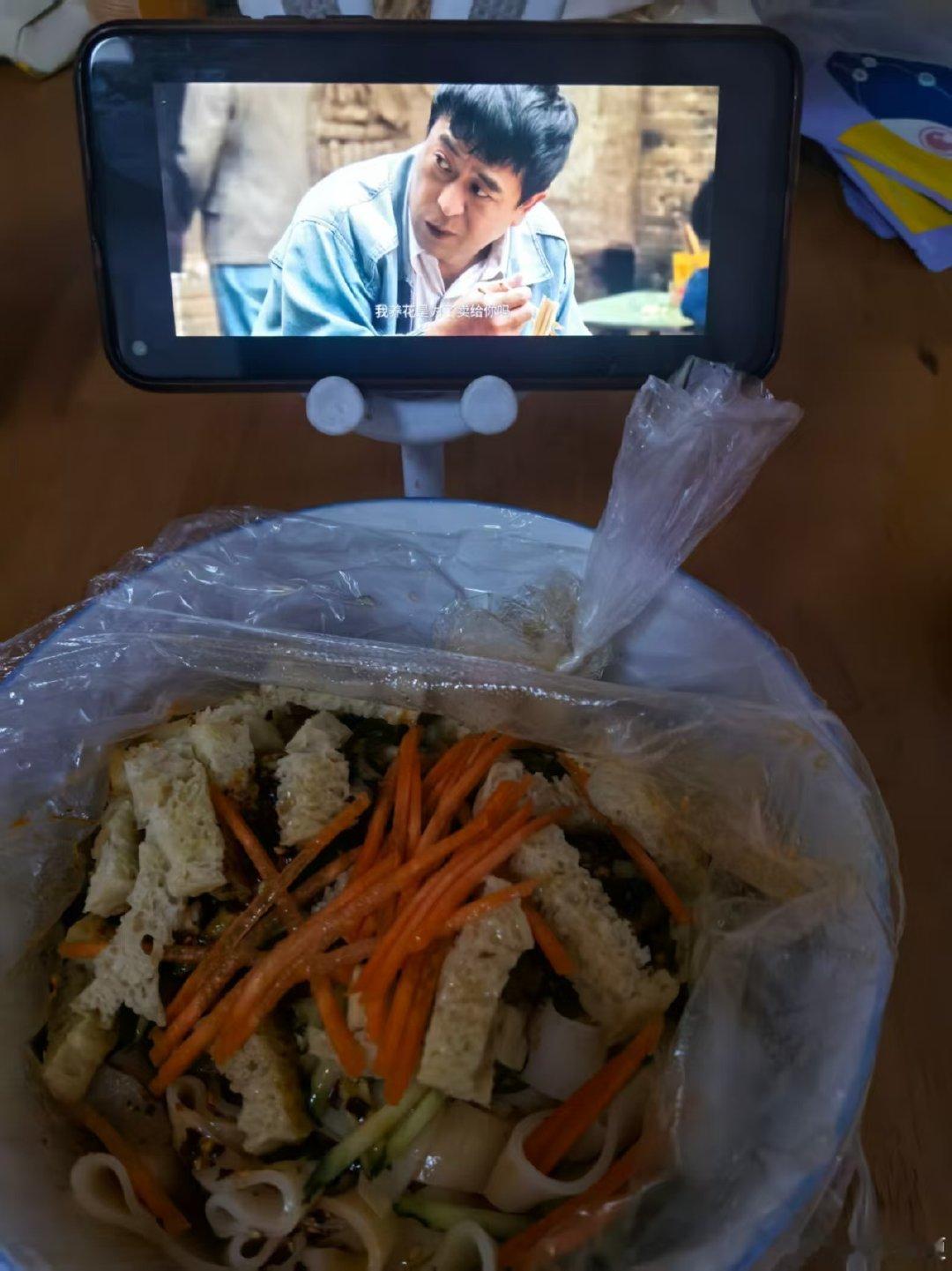 主角后遗症自从看完主角，日常交流成大型条件反射，标准话音刚落，嘴边自动蹦出陕普腔