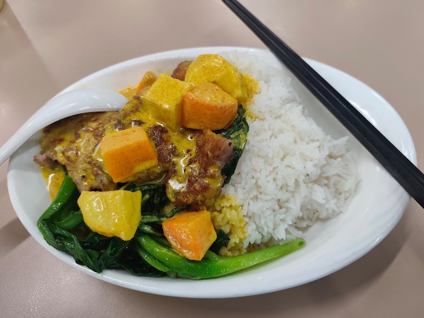 昨晚30元餐标的加班晚餐：泰国咖喱猪扒饭。一般我们会一群人凑一起，每个人额外出个