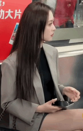 地铁上碰到个很心动的女生，想搭个话又怕唐突，求大神教教怎么开口自然点？ ​​​