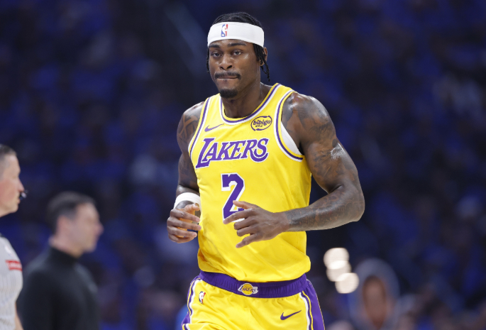 太阳球员狄龙·布鲁克斯参加节目，被问到谁是NBA最笨（dumb）的球员。“我要开