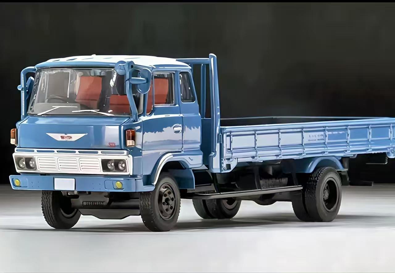 这是当年我们从日本进口的货车日野， 随车配过来的还有一台短波收音机和一套修车工具