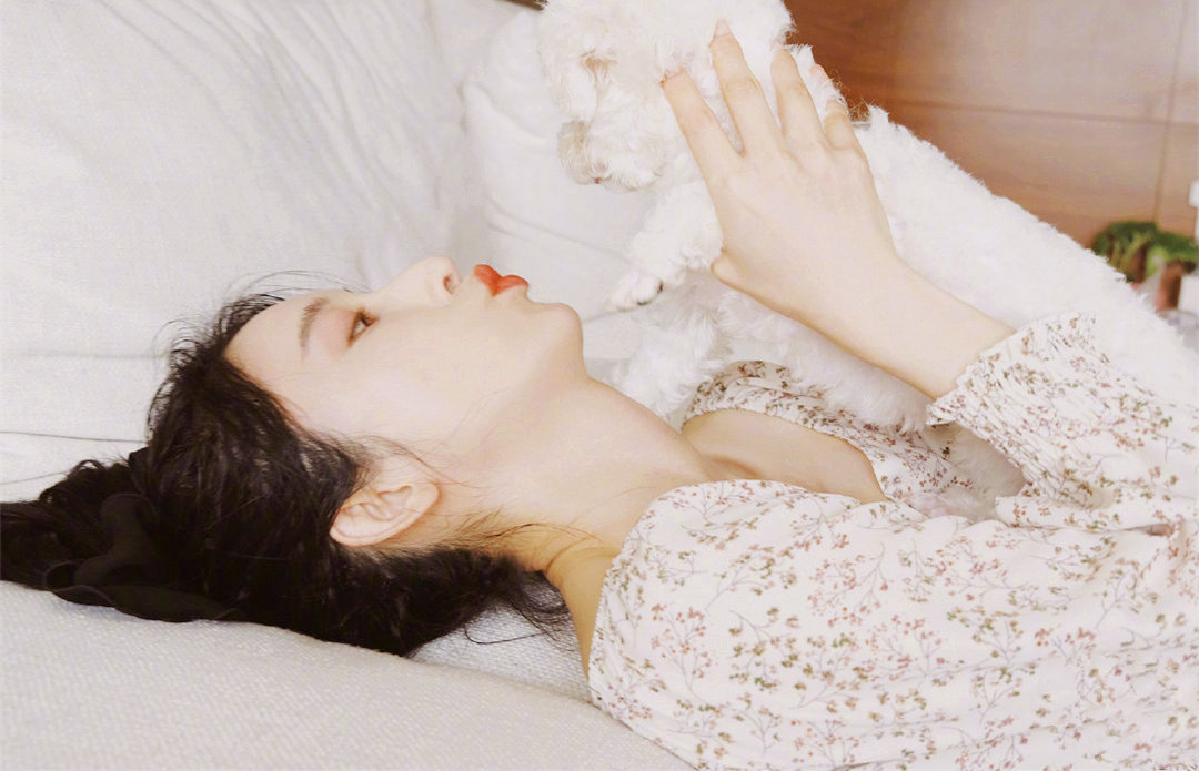 张俪宅家私服照，满满的休闲清新气息。张俪