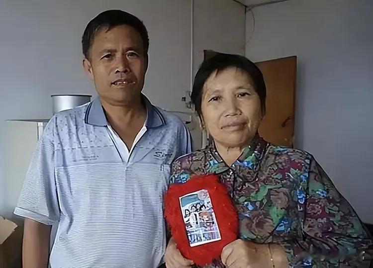 湖南郴州，一男子丧偶后，又再婚。这天他干活回家，刚走到门口，就听见屋里传来妻子的