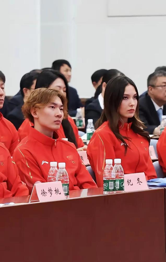 同样是拿金牌，谷爱凌和苏翊鸣坐在那儿，一个像精心打磨的产品，一个像地里野蛮生长的