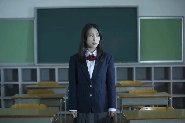 陕西小妺俏模样，
二十三岁身材棒。
浓眉大眼樱桃嘴，
花样年华待情郎。