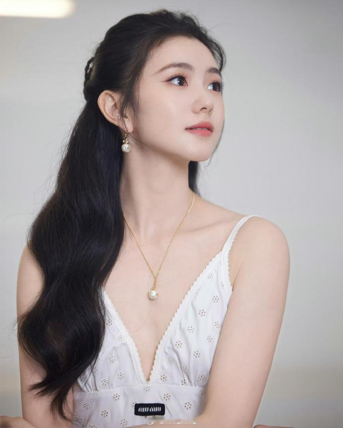 刘浩存 miumiu最新大片 灵动的小鹿🦌 