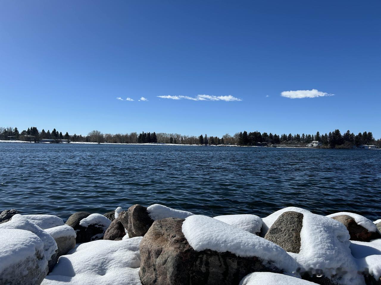 雪还在下，可湖水已经彻底解冻了。料峭的寒风中，春天的气息近了。