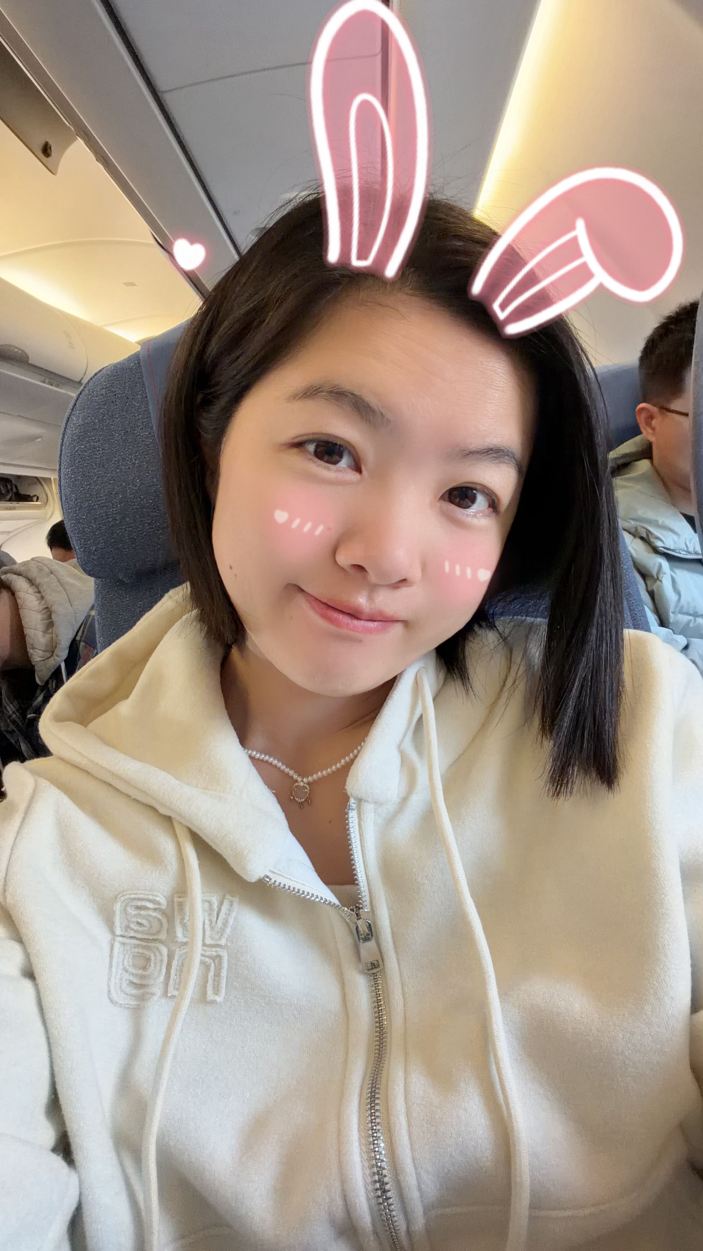 周六早上7点多的早班机，依然是满员啊~在北上广深，无论是早上五六点赶飞机，还是夜