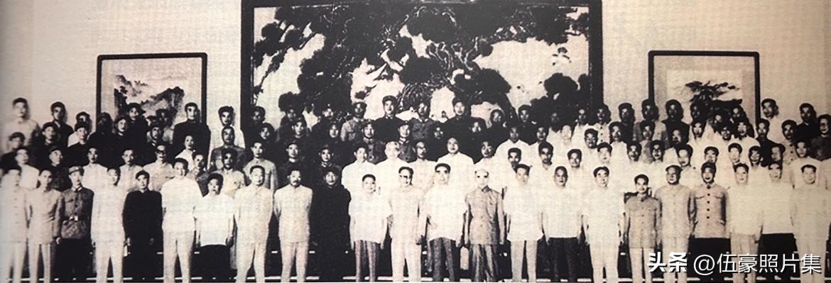 1965年5月30日，周恩来总理在人民大会堂主持庆功酒会，庆祝1964年10月1