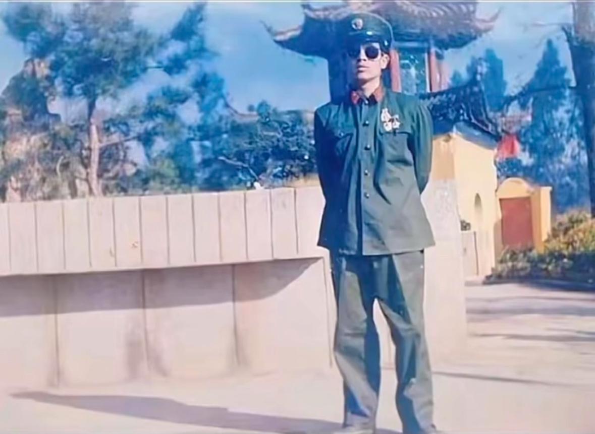 19岁的他在战场上被地雷炸掉双手，一只眼睛失明，荣立一等功，成为被礼赞歌颂的战斗