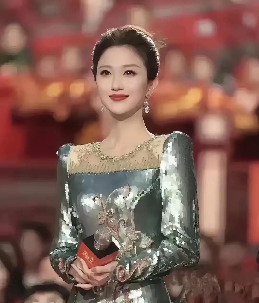 她才是央视一姐
你们认识她吗？
她的身高🈶1米7左右，她的身材很完美，就算是董