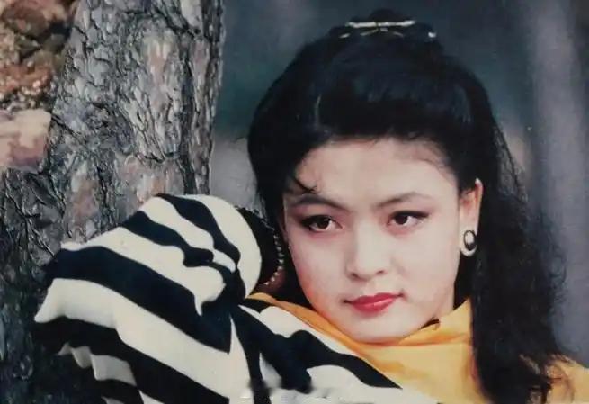 他鬓边染霜，她眉含春色，44载岁月鸿沟未隔绝灵魂共鸣。祁艳以13年光阴，将世俗质