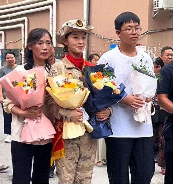 女兵领队王媛回家了！更多美照曝光，有3个孩子，老公晒合影庆祝

 
九三阅兵仪式