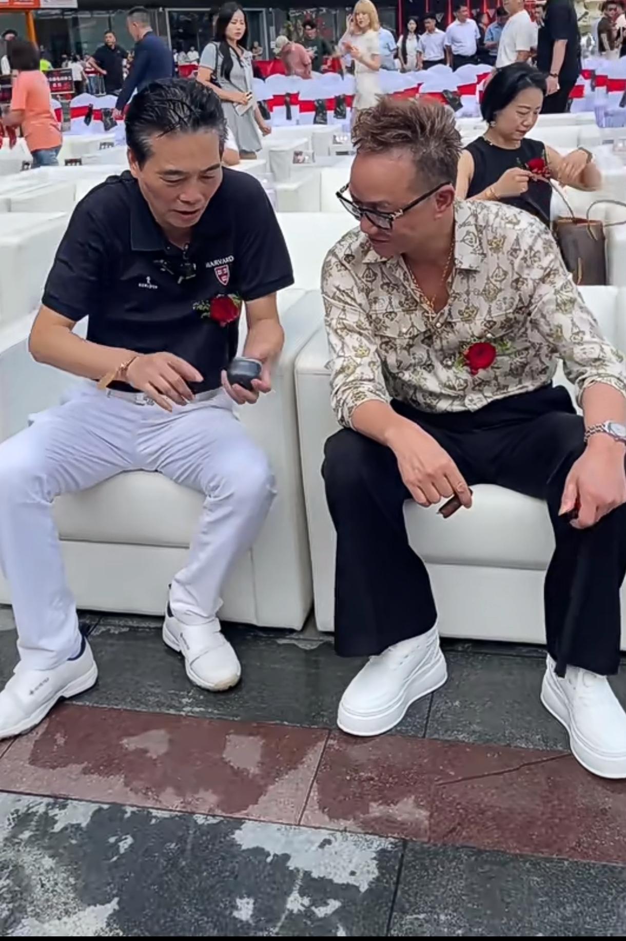 这两个人曾经也是风云人物，一个搞实体的与一个搞房产金融的强强合作。当年还买过爱多
