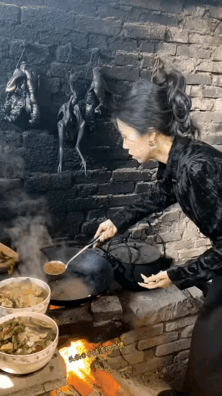 亮点是旁边有人往菜碗里撒灰