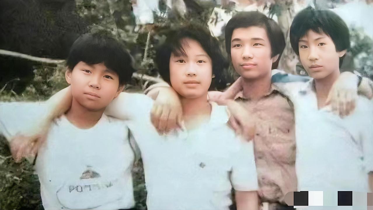 这一张照片中，有一位大名人，你能一眼找到他吗？如今他是家喻户晓的大歌星。