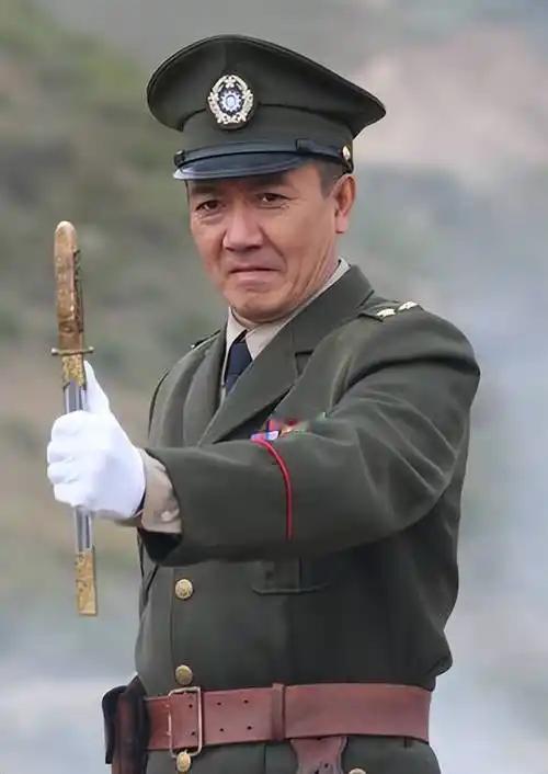 电视剧（红日）中的主角张灵甫，有李幼斌饰演那是非常不符合历史事实的。
张灵甫是有
