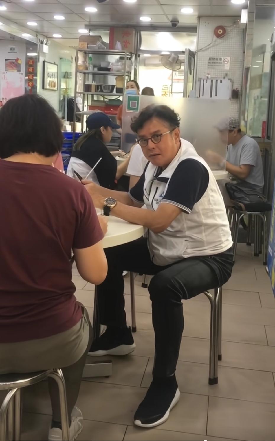 校长也吃小馆子！生活好简单，一碗云吞面就搞掂！华语乐坛殿堂级引领人之一！快八十了