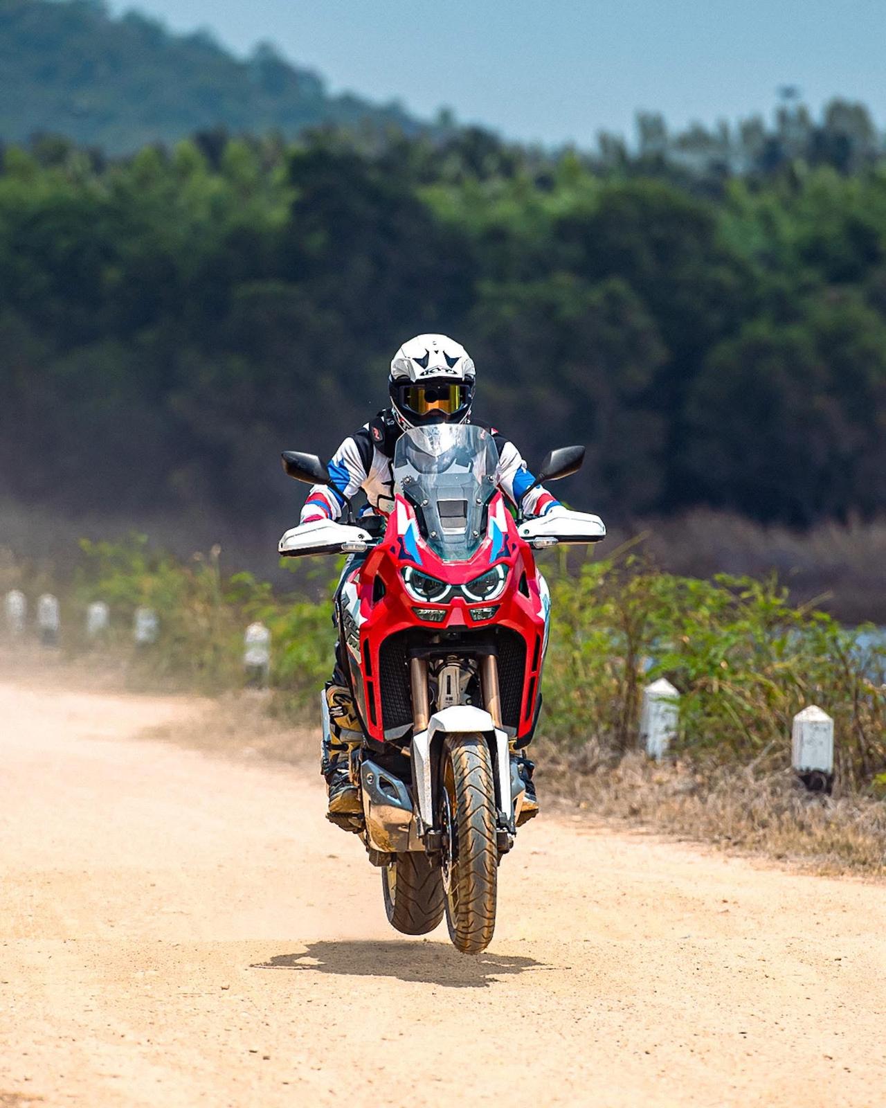 2026本田非洲双缸1100。 红头。 除了帅还是骑得很好 如果你想上路,拥有一