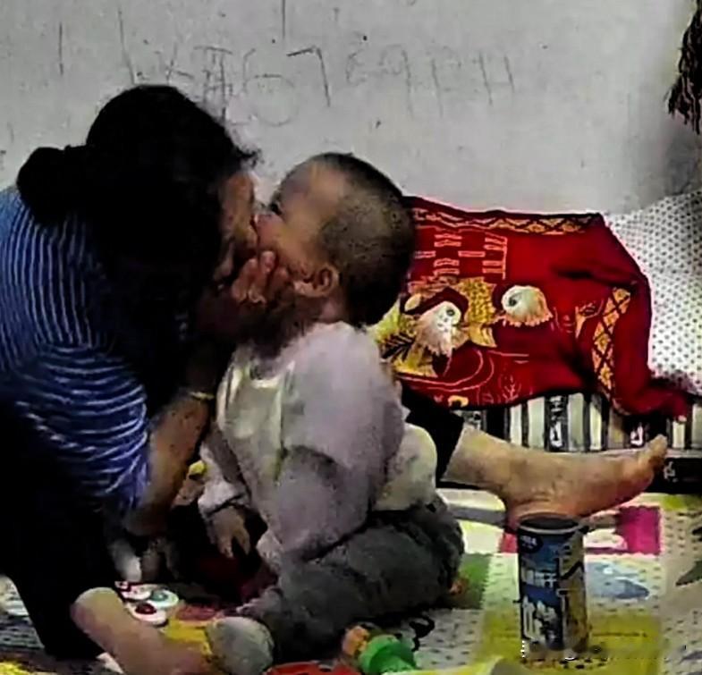 湖南老太狂和孙子亲嘴，30分钟亲了4次！不是因为亲得多，而是因为亲得太离谱，嘴对