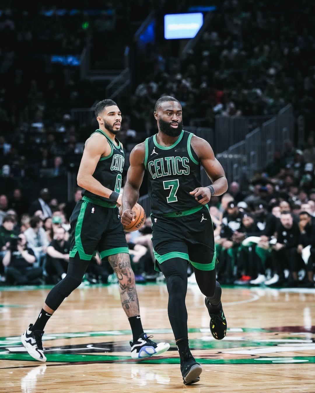 谈到队友塔图姆时，杰伦说：“他可能会打破跟腱伤势史上最快的康复纪录，我完全相信他