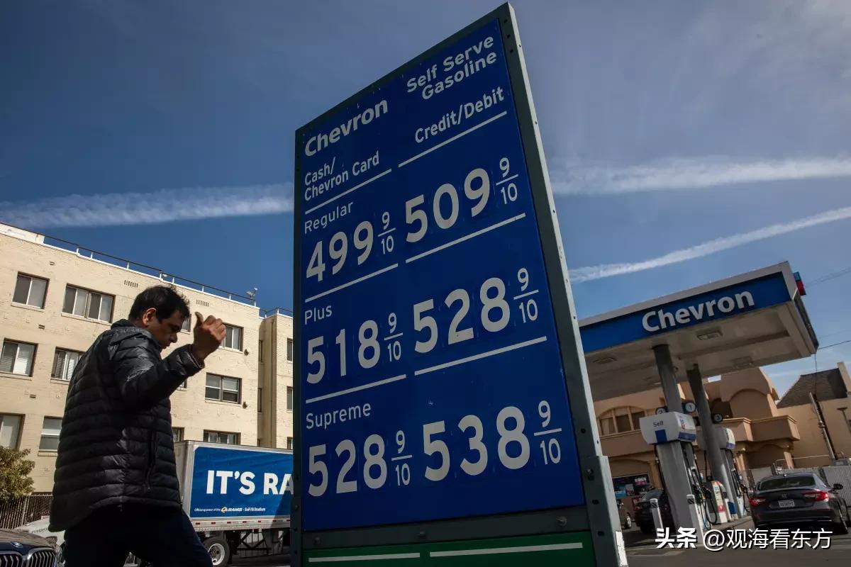 简单来说，美国政府平时不直接管加油站卖多少钱，价格高低主要取决于国际原油成本、炼