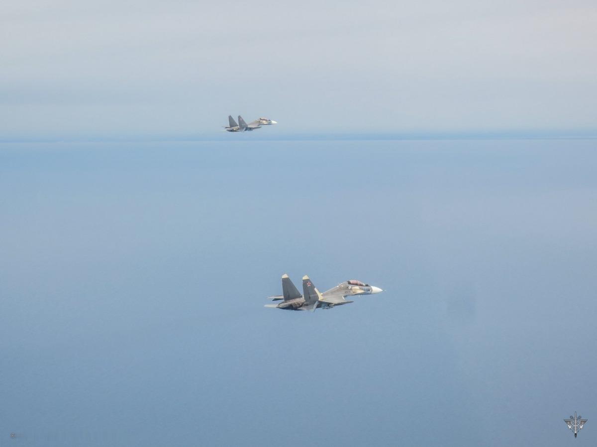 法国空军阵风战机执行北约空中警戒任务，在波罗的海上空拦截了俄罗斯海军航空兵的Su