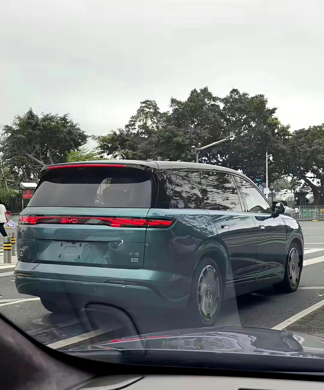 网友：比亚迪大唐重磅上市，你们觉得后翼车灯标是“BYD”字样好看，还是“唐”标更