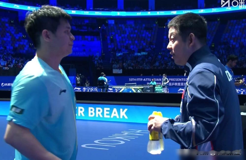 王皓当上男队主教练，怎么反倒连场边都坐不上了？
亚洲杯，林诗栋3-0开门红，场