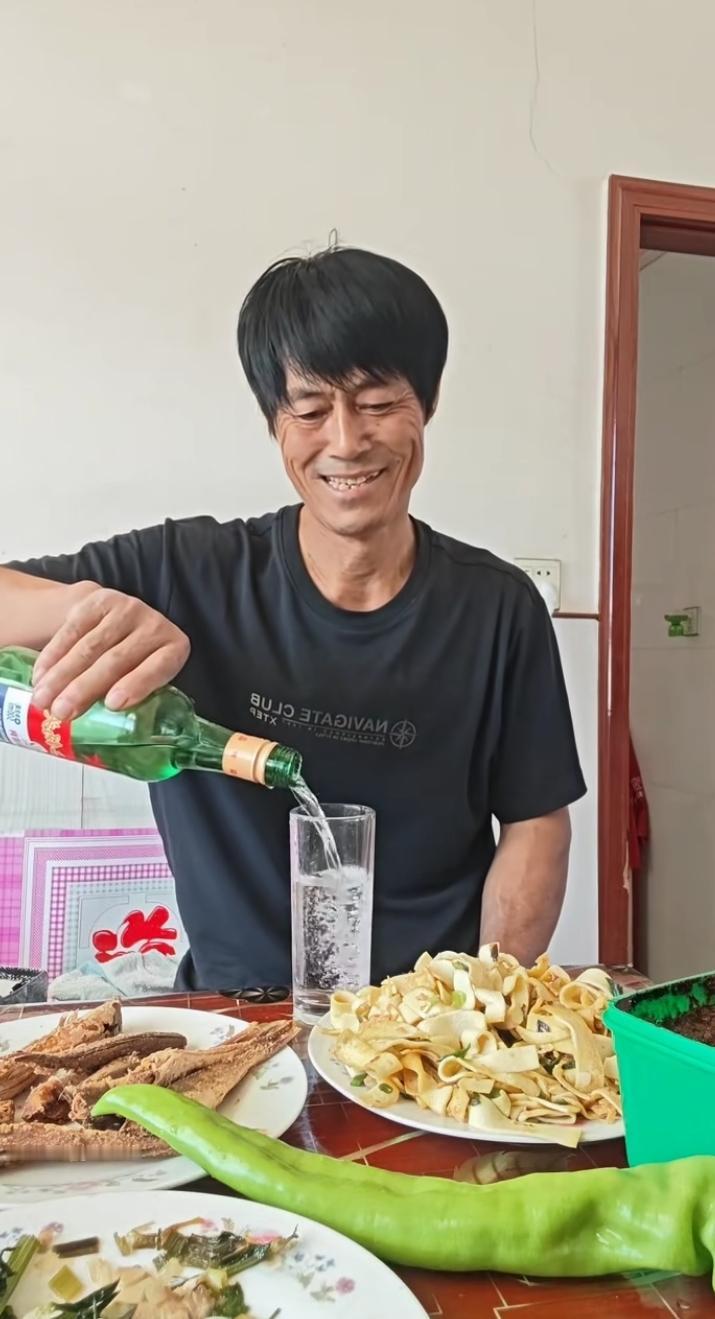 世界未解之谜：为什么会有人喜欢喝白酒？这玩意儿又苦又辣，喝进肚子里头痛欲裂，胃里