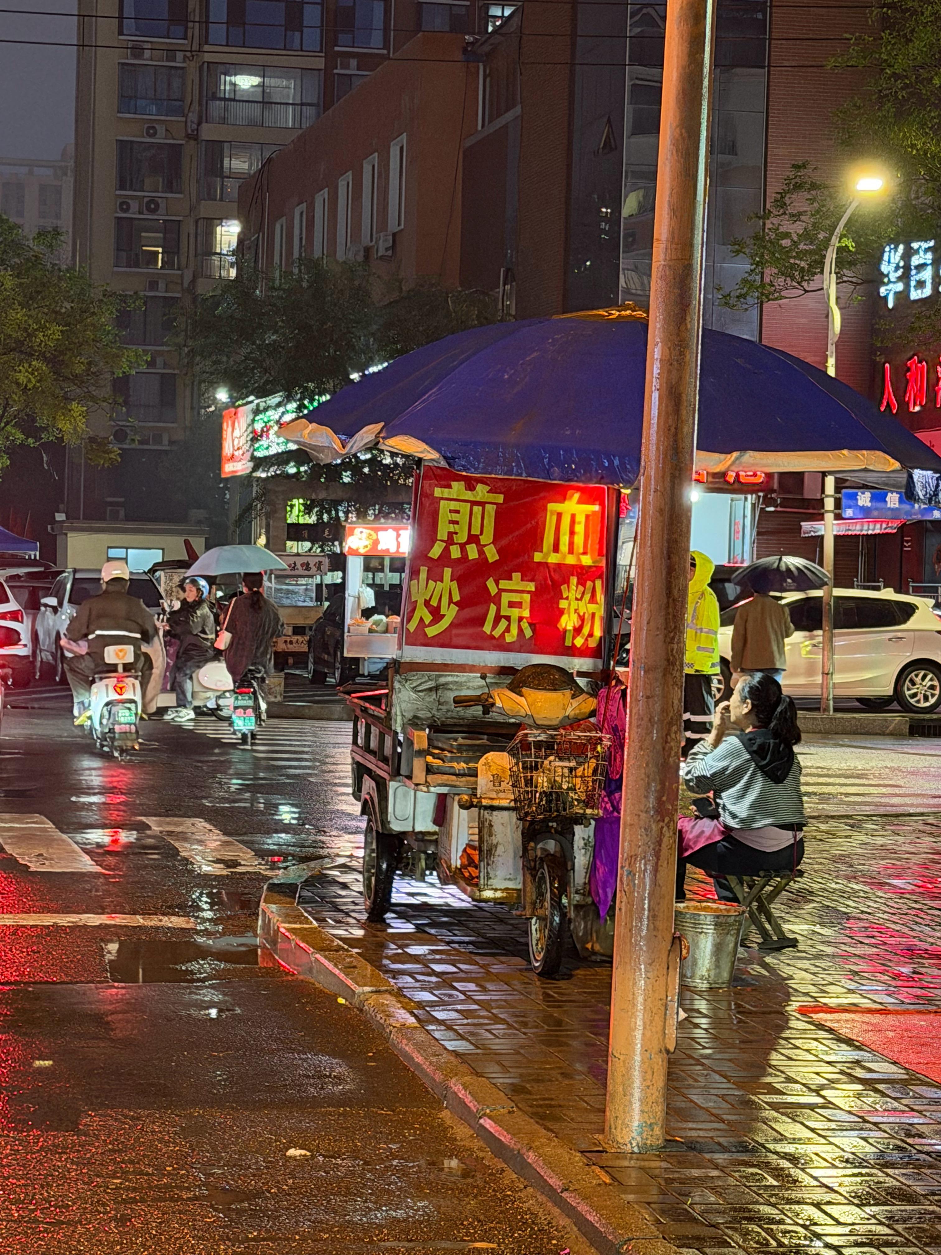 嗨，这不就是想啥来啥出来想吃个煎血，但是去康德那边太远了正发愁去哪儿买呢，结果路