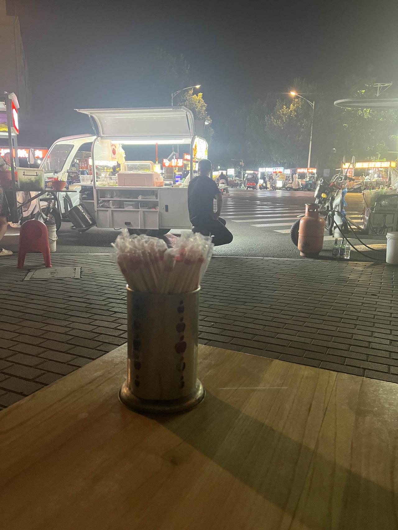 晚上的烟火气，简直是疲惫生活里的解药。华灯初上后，白天的忙碌喧嚣都消散了，夜晚变