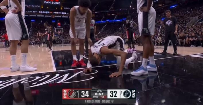 4月22日讯 NBA季后赛，开拓者在客场106-103击败马刺。赛后，朱·霍勒迪