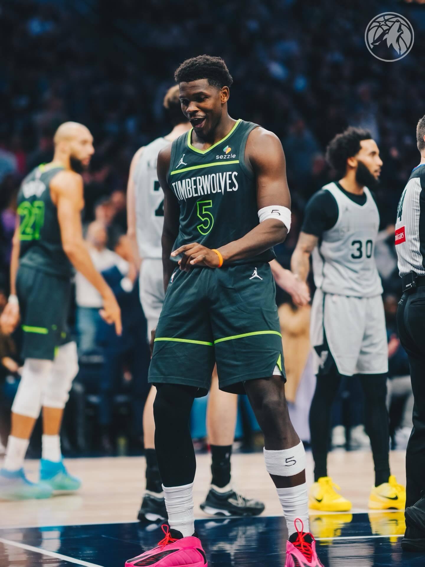 分享一组爱德华兹的高清大图，这赛季他能进一阵吗？爱德华兹