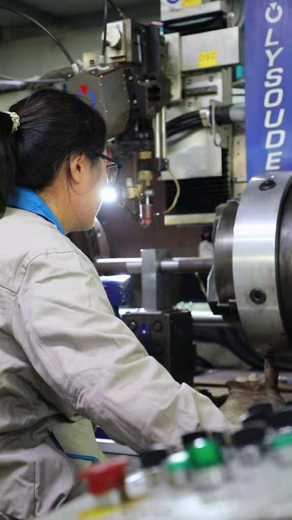 00后女孩毕业做焊工在焊接行业中，技艺的传承是一条不断流淌的脉络。 00 后女焊