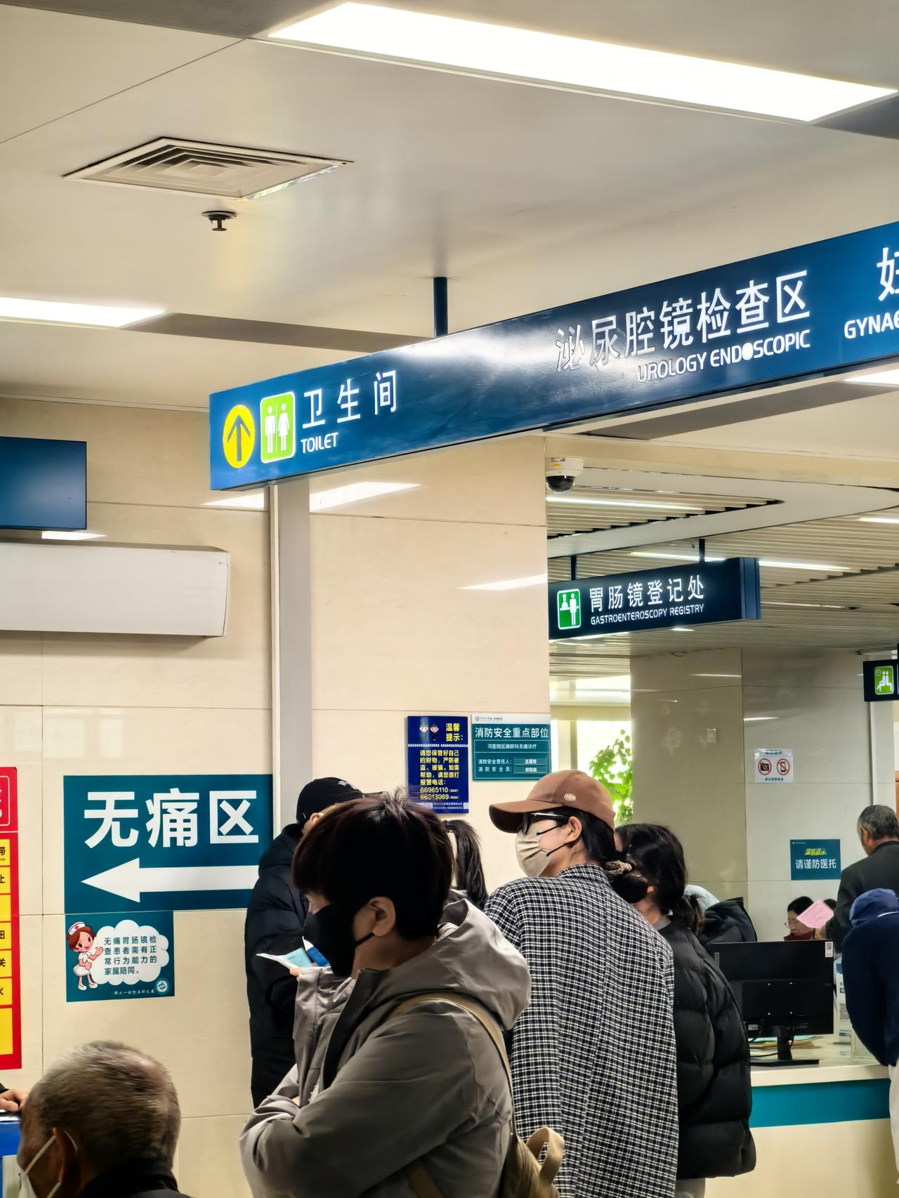 两个星期前女儿感冒了，嗓子不舒服，但还是一直坚持上课。作为班主任的她，一刻也不能