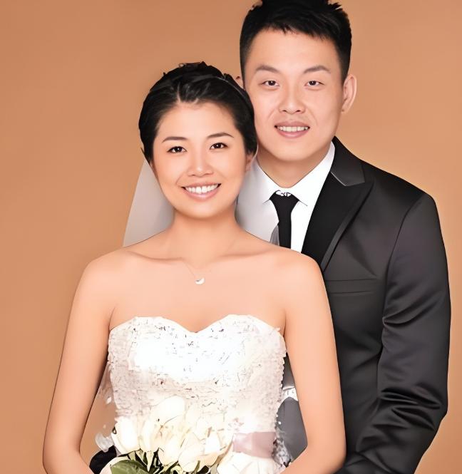 夫妻俩都是篮球国手，都是二婚还生了双胞胎，如今都在福建当教练，他们就是卞兰和龚松