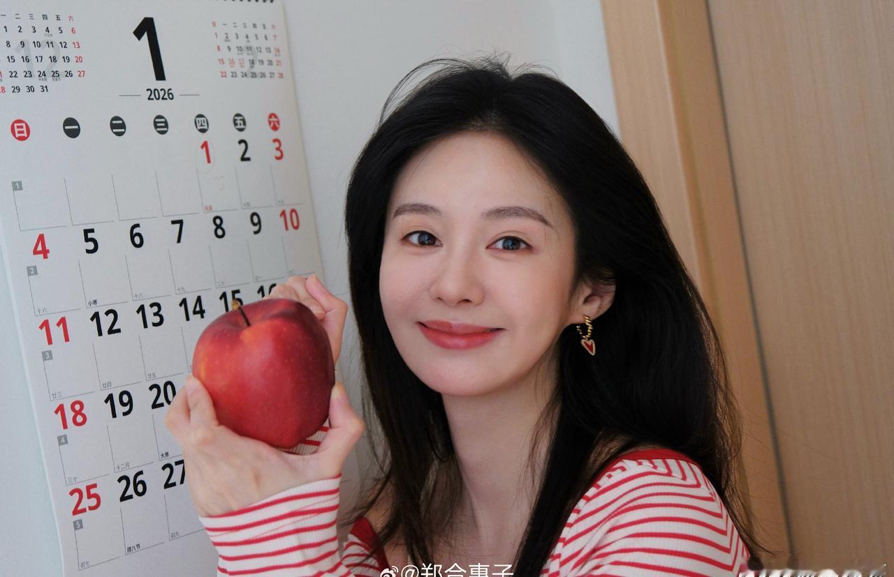 30日，八卦媒体晒出郑合惠子任宥纶时约会的视频，两人手牵手现身寺庙，郑合惠子把吃