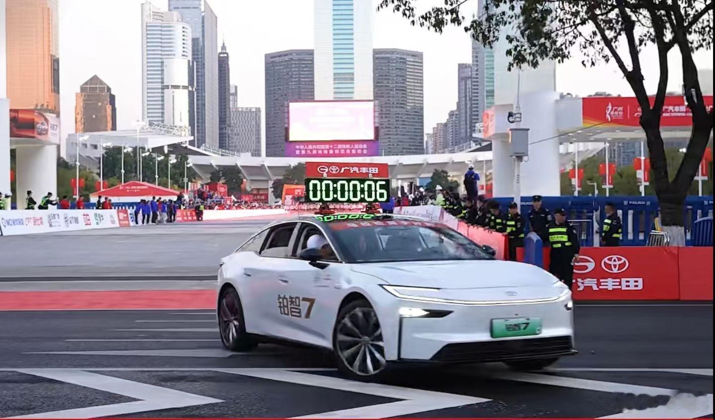 2025广州马拉松 头车铂智7，“7”开得胜 